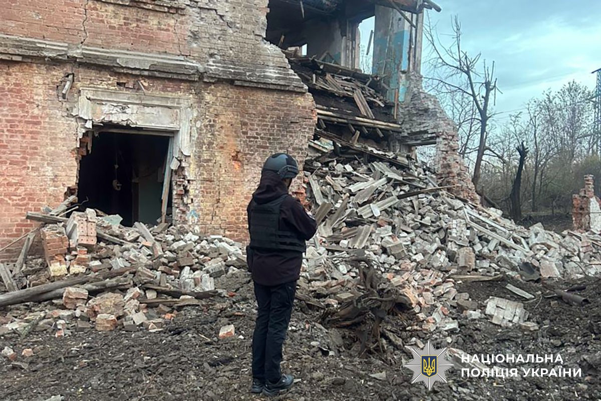 Поліцейська документує наслідки обстрілу