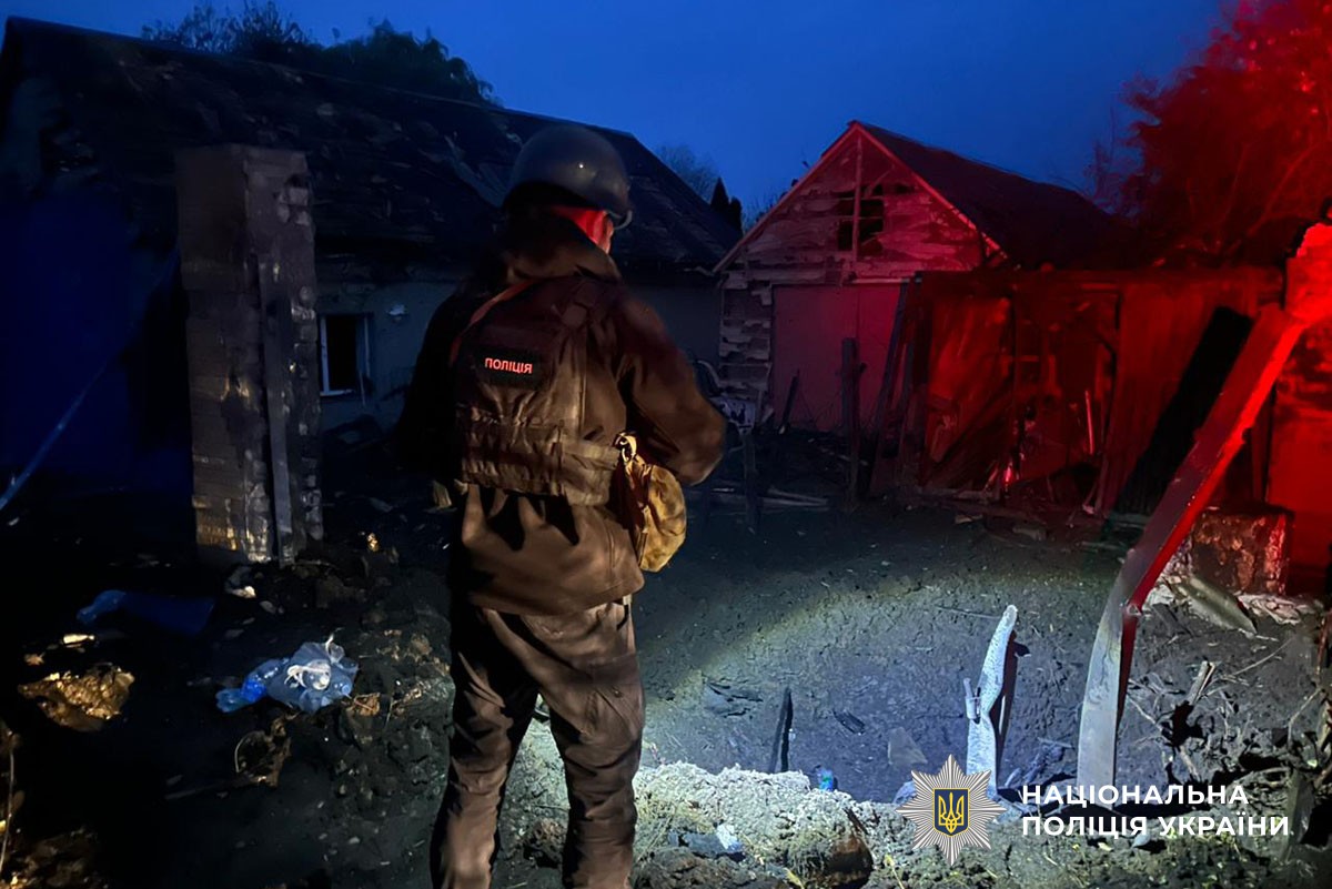 Поліцейський документує наслідки обстрілу