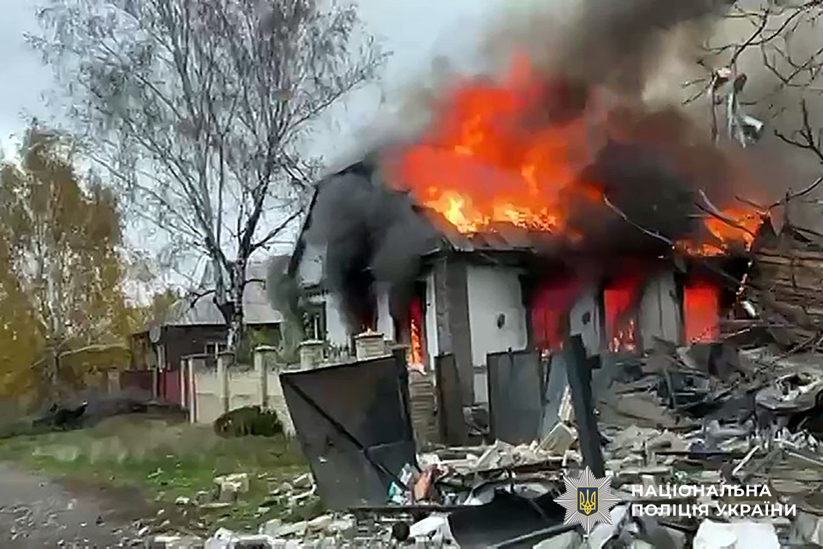 Зруйнований будинок горить