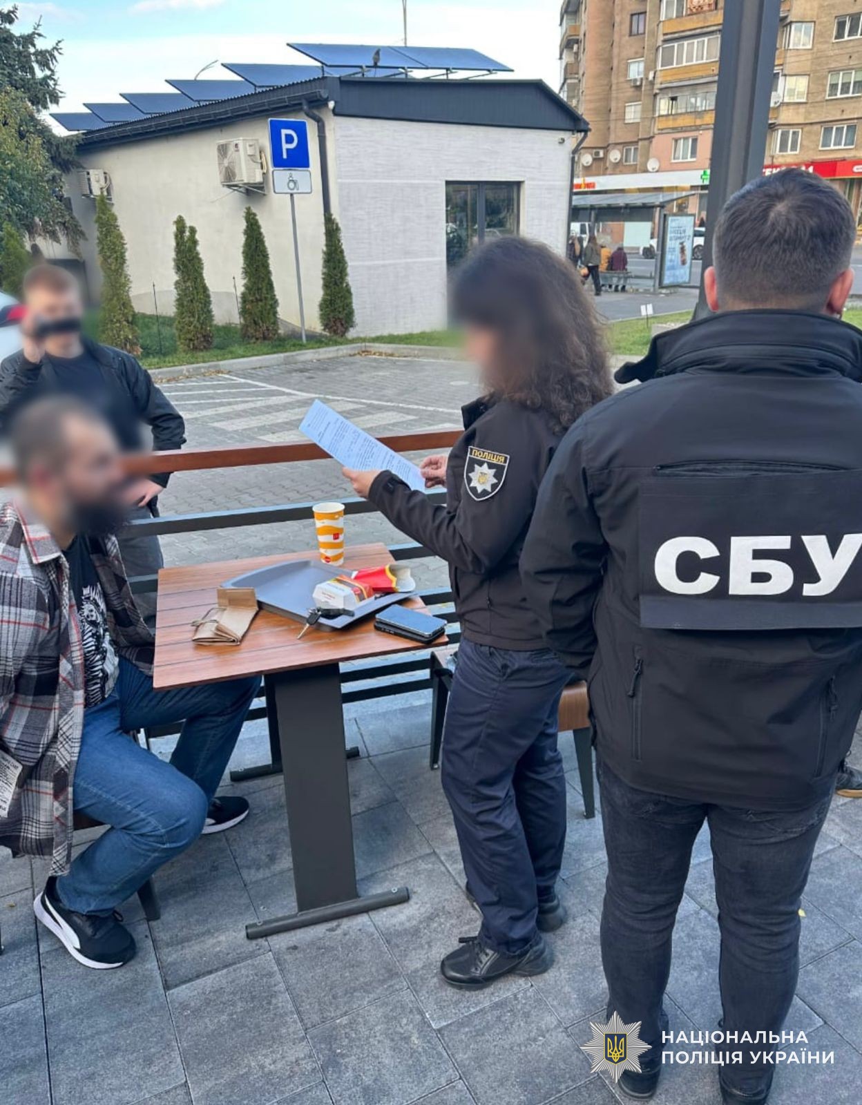 Правоохоронці проводять затримання підозрюваного у переправленні військовозобов'язаних через державний кордон України