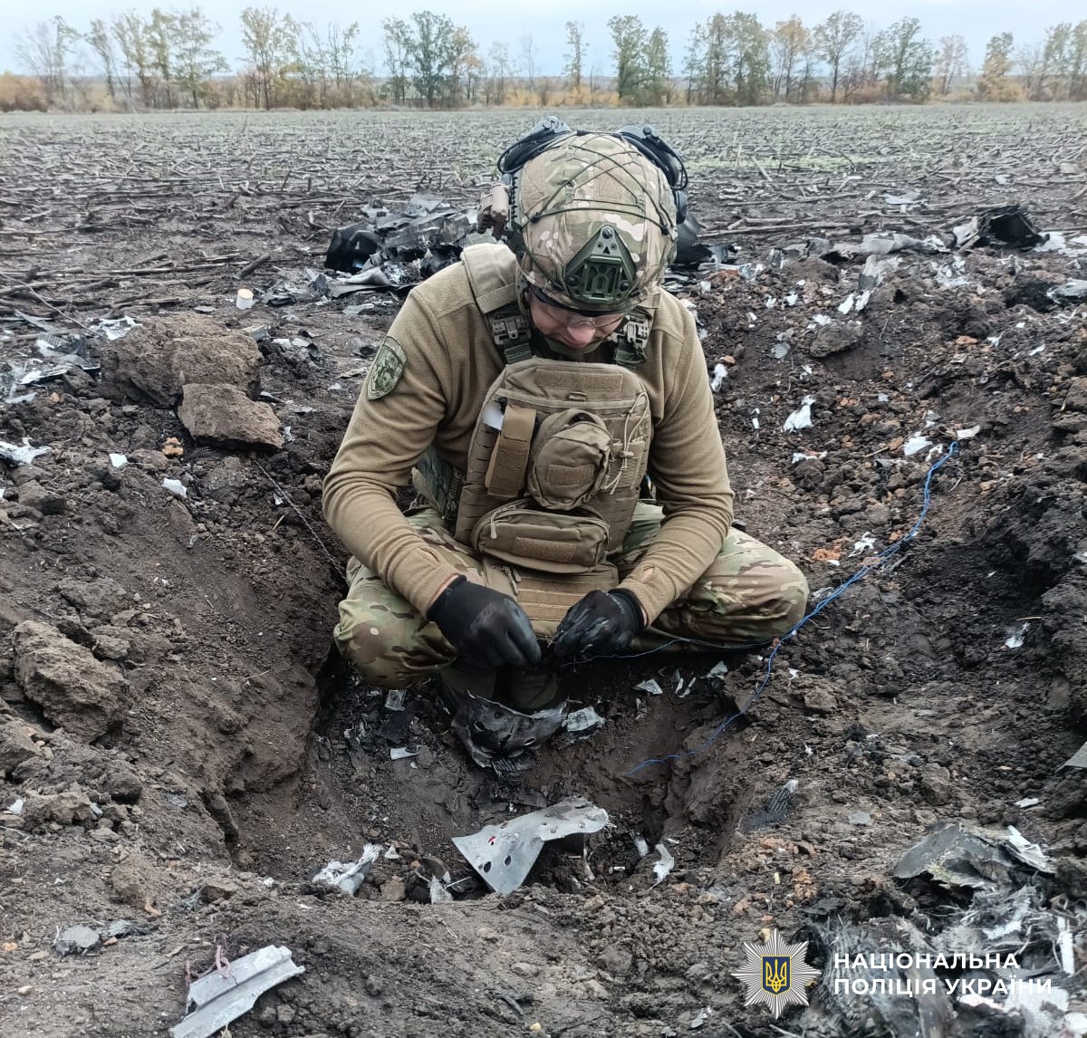 вибухотехнік вживає заходів щодо вилучення бойової частини ворожого дрона