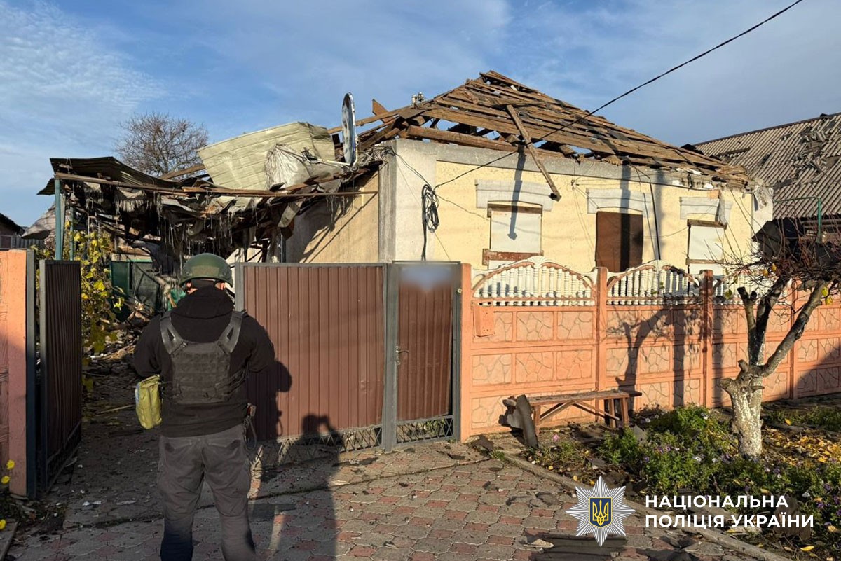 Поліцейський документує наслідки обстрілу