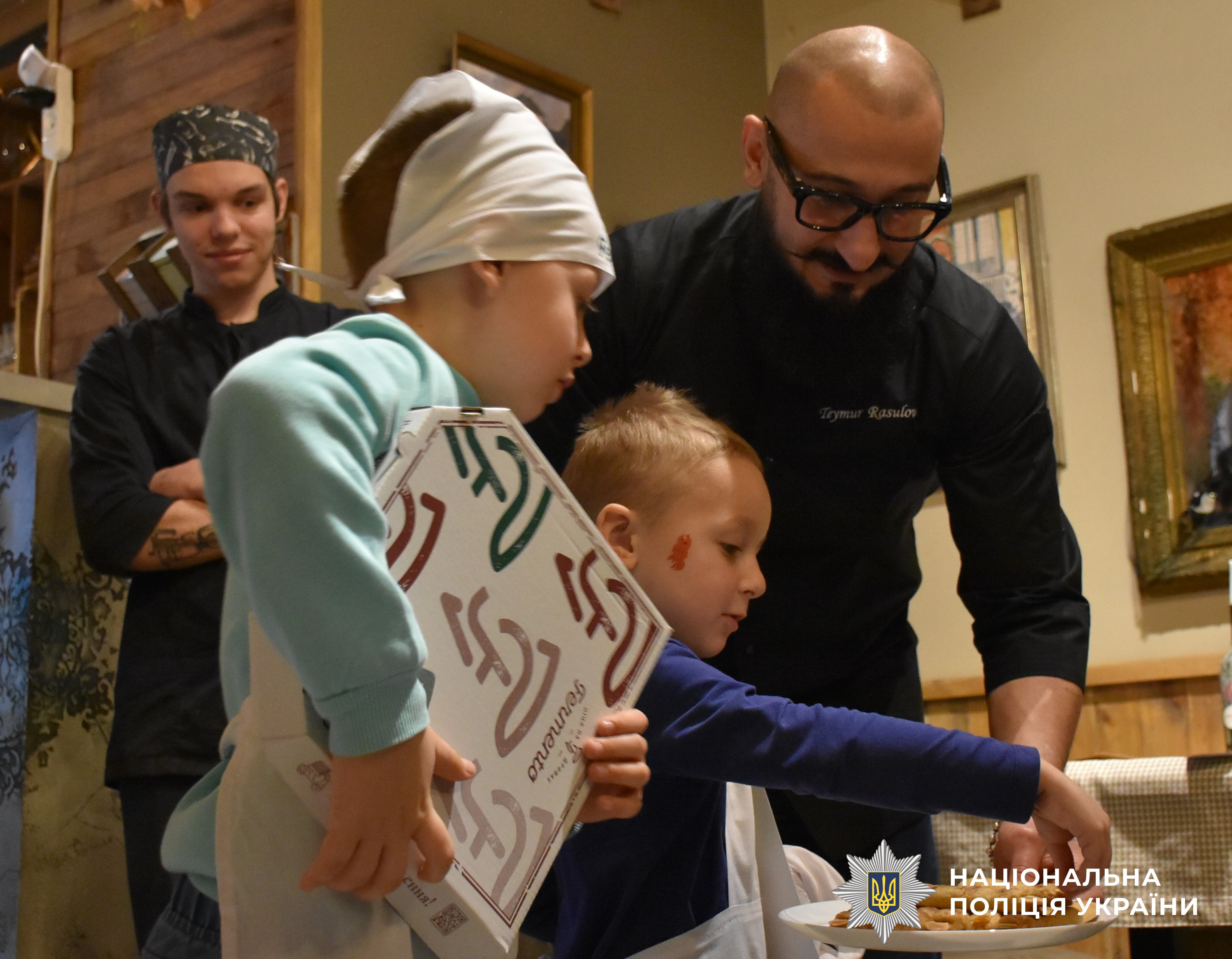 учасники заходу отримують смаколики