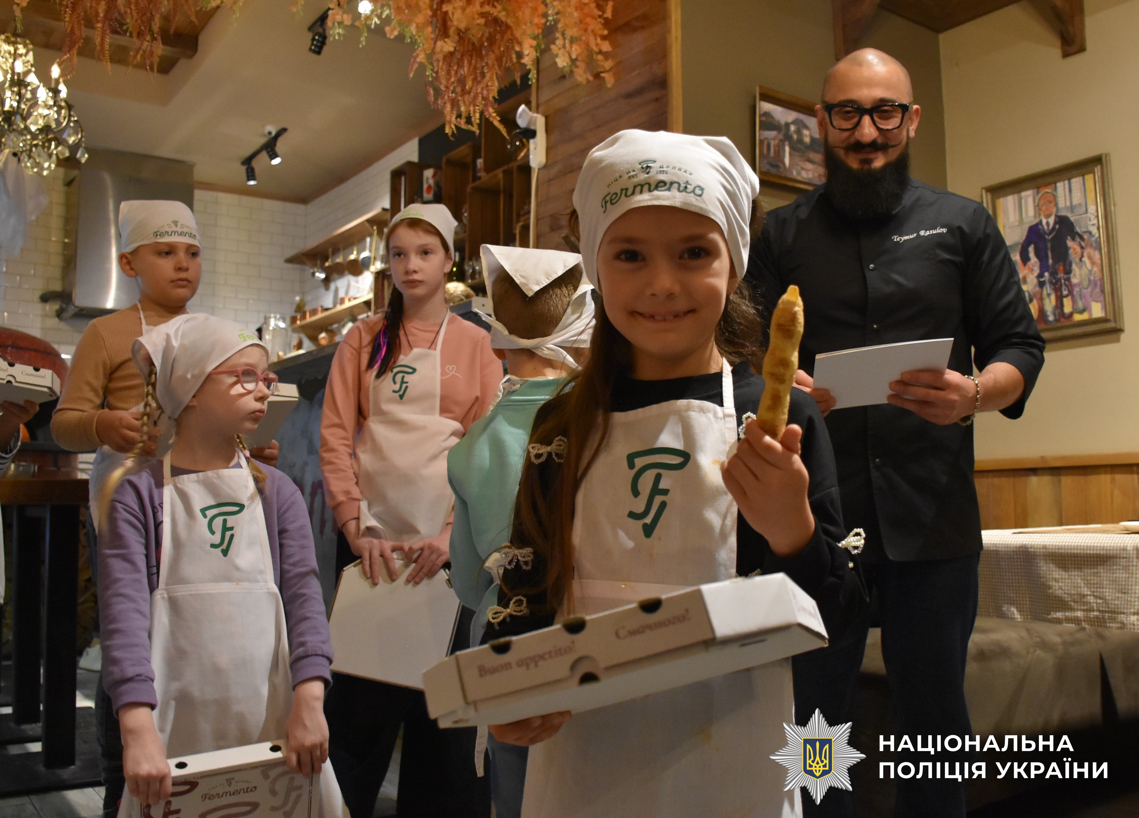 учасники заходу отримують смаколики