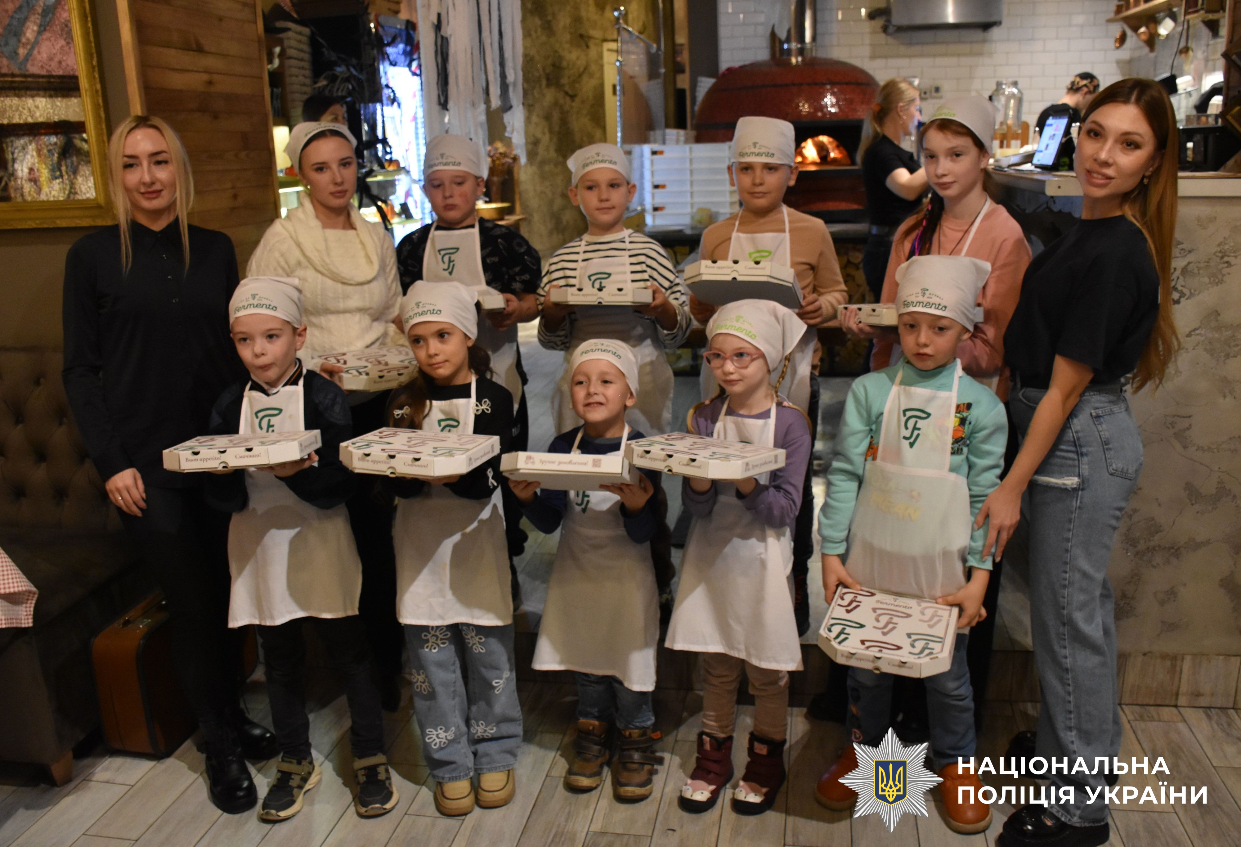 учасники майстер-класу фотографуються на згадку