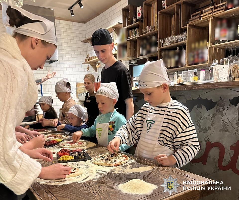 діти вчаться готувати піцу