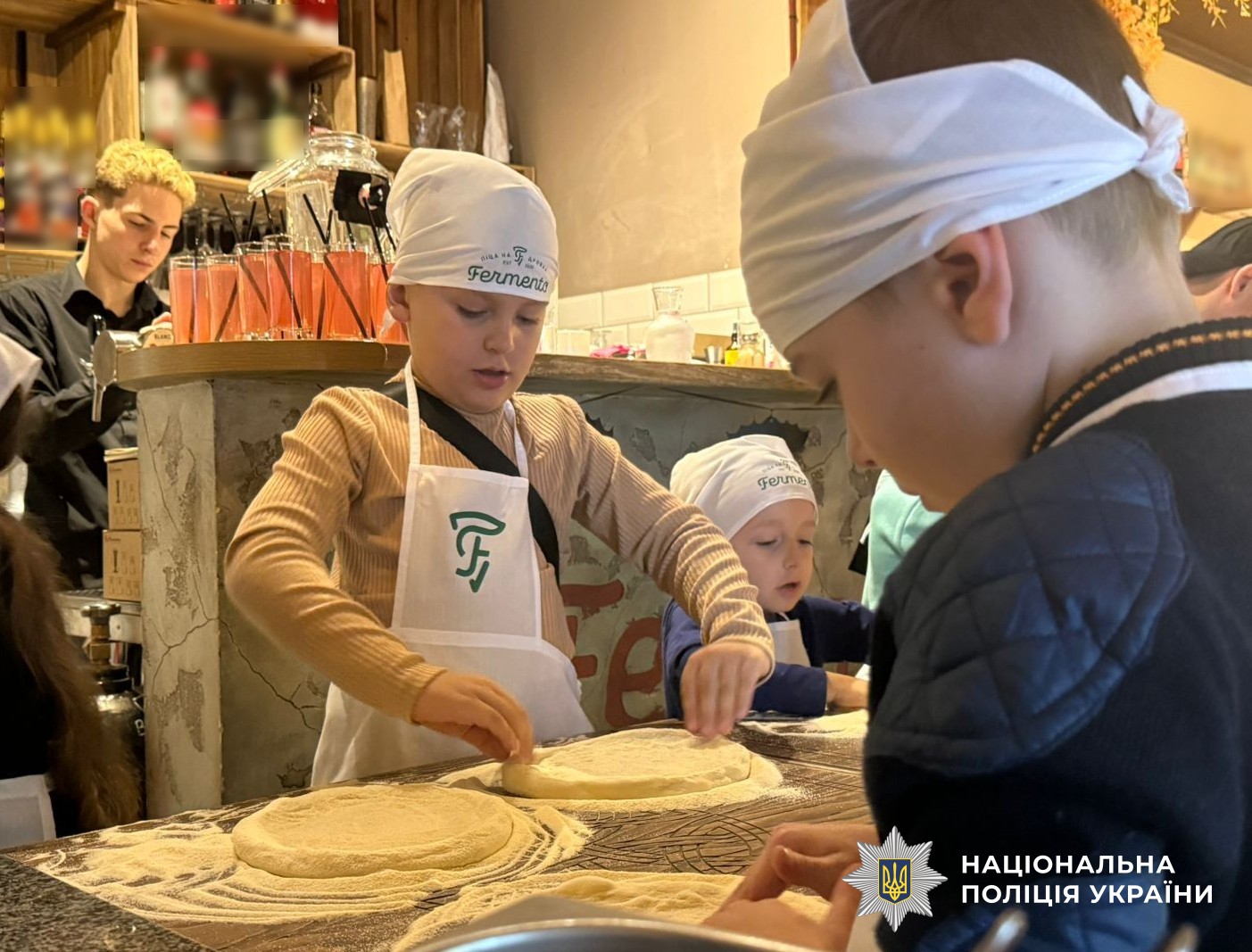 діти вчаться готувати піцу