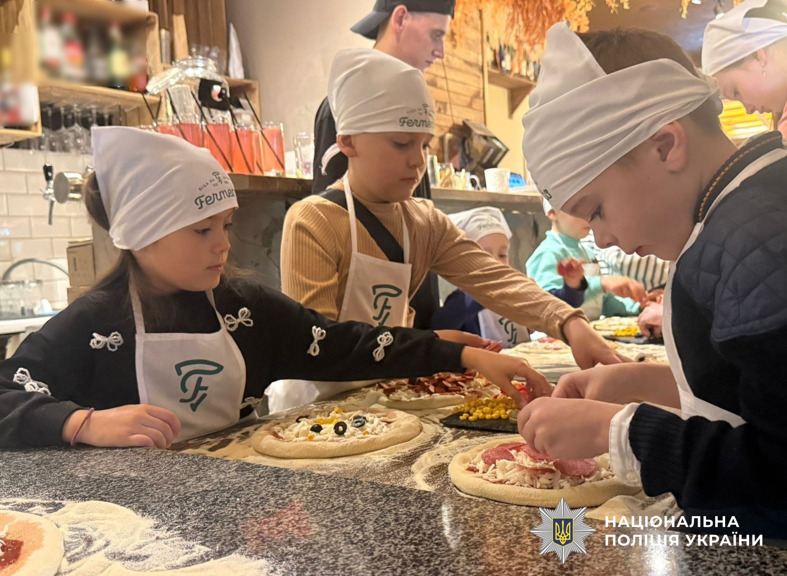 діти вчаться готувати піцу