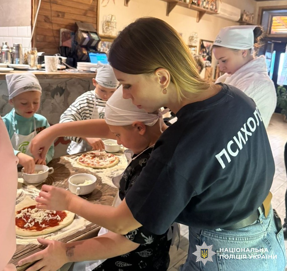 діти вчаться готувати піцу