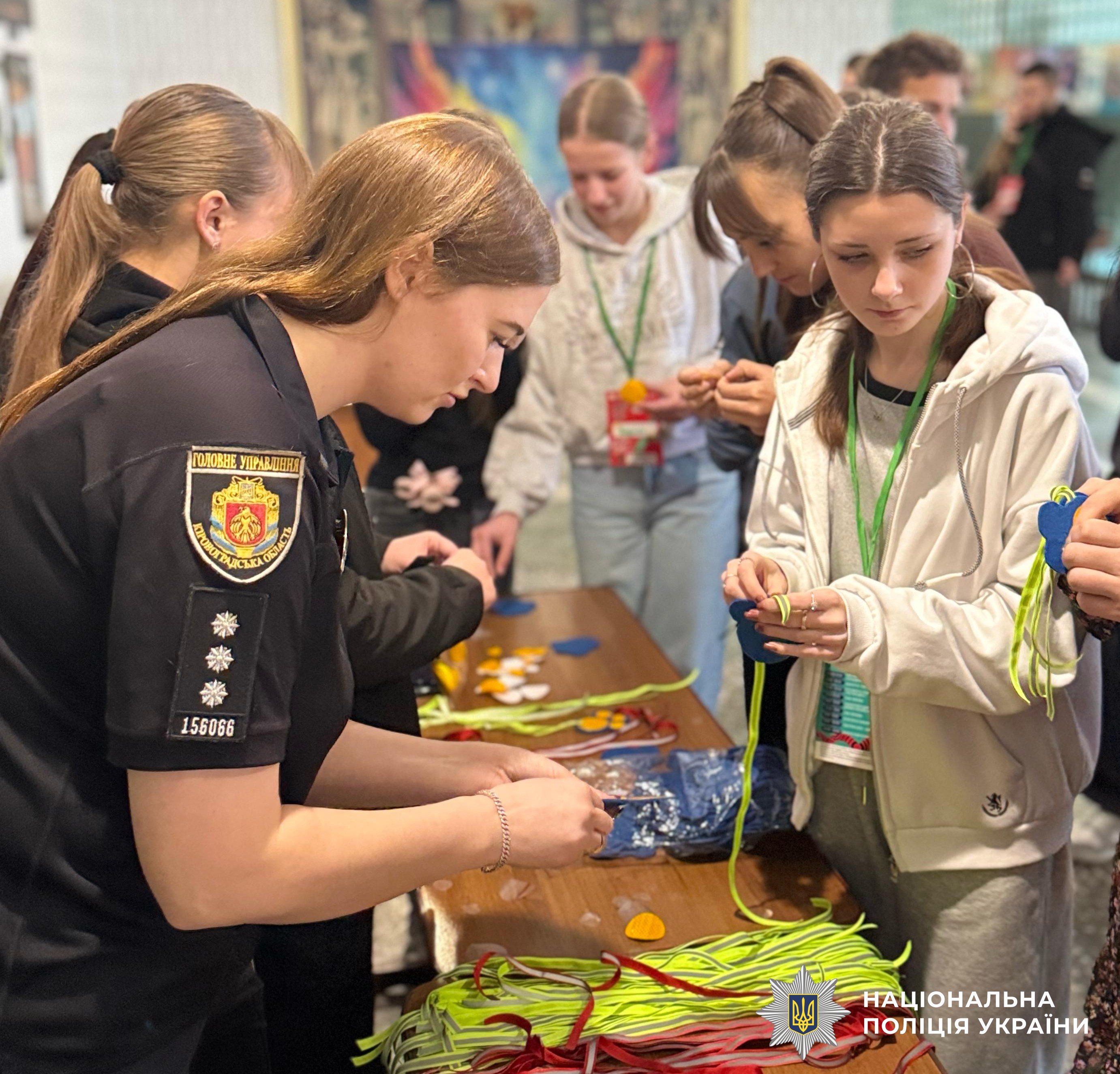 учасники заходу виготовляють флікери