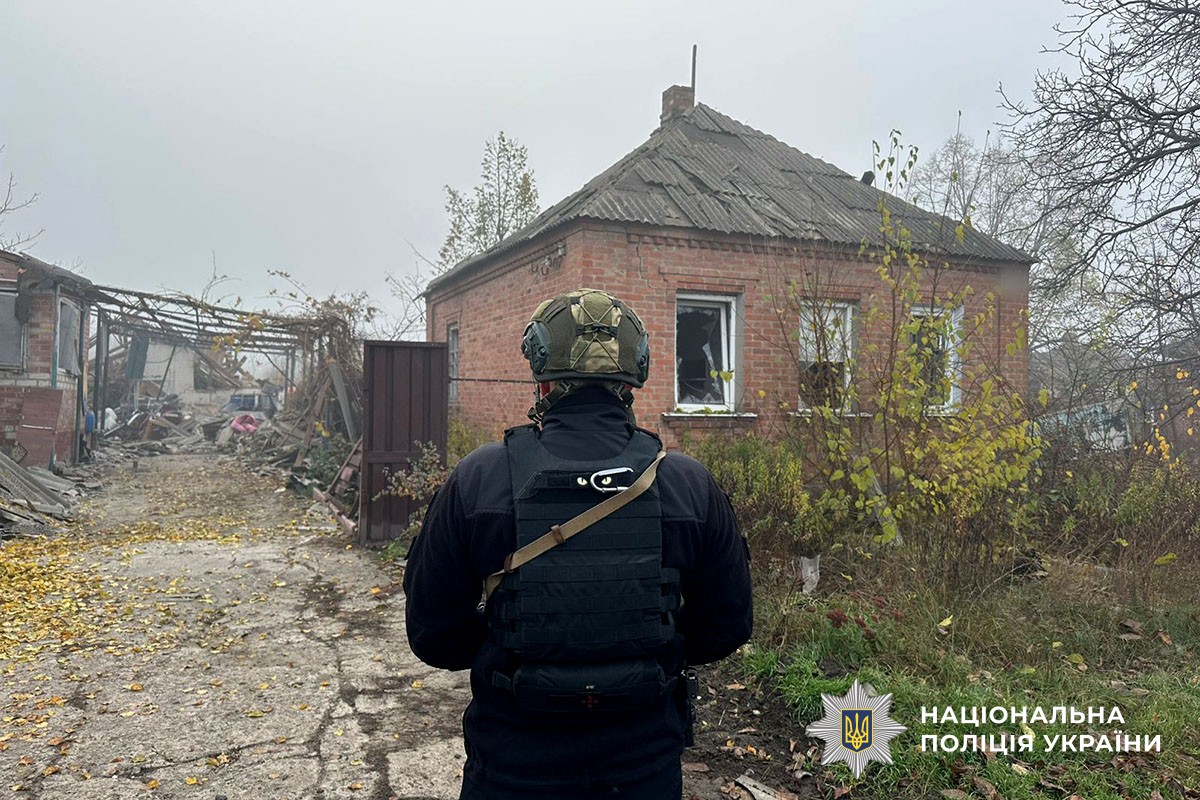 Поліцейський документує наслідки обстрілів