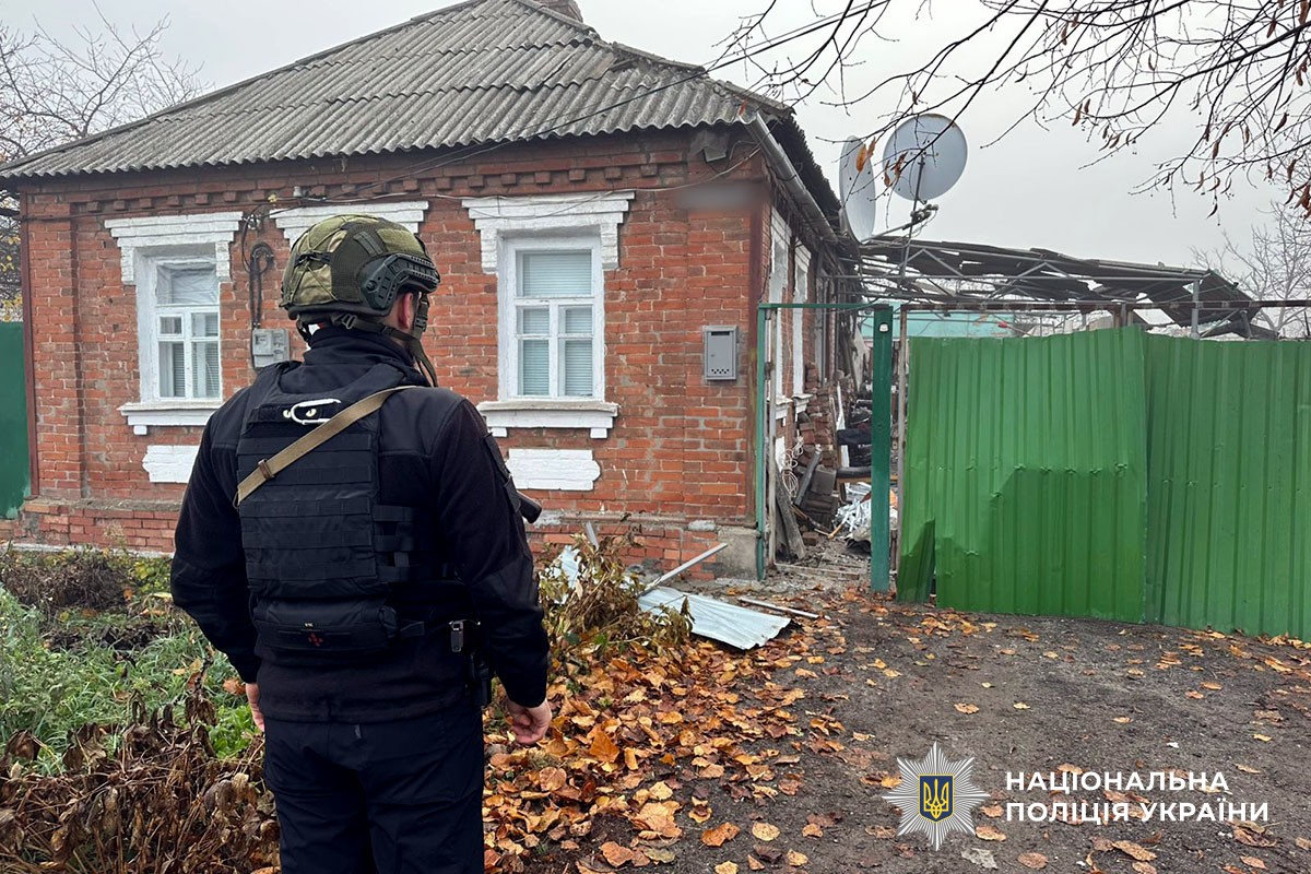 Поліцейський документує наслідки обстрілів