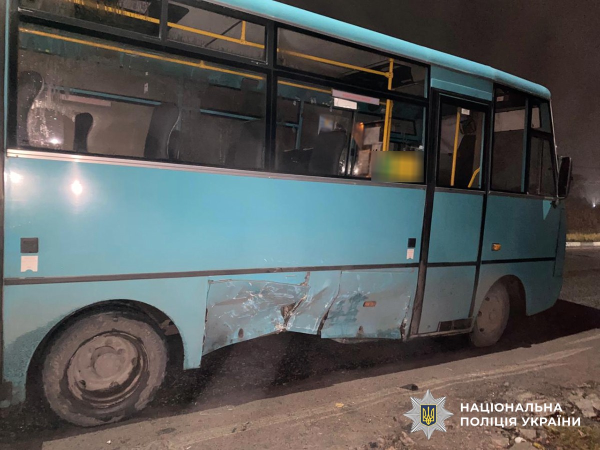 Пошкоджений у ДТП пасажирський автобус