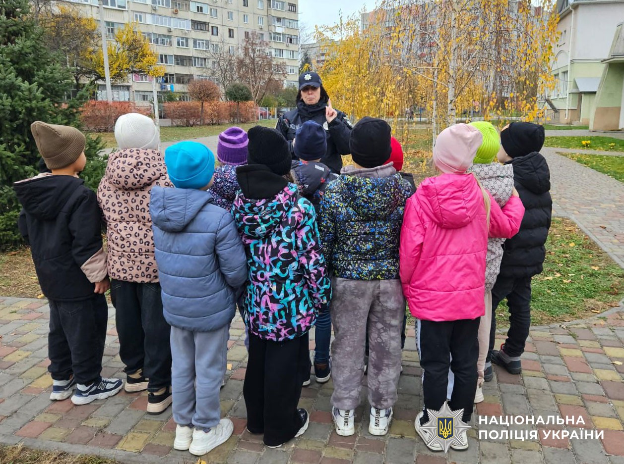 Поліцейська проводить урок з протидії булінгу