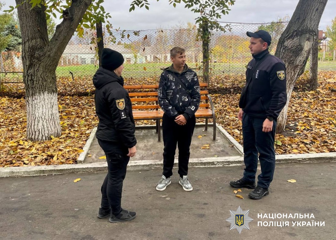 поліцейські та рятувальники проводять роз'яснювальну роботу з жителями області