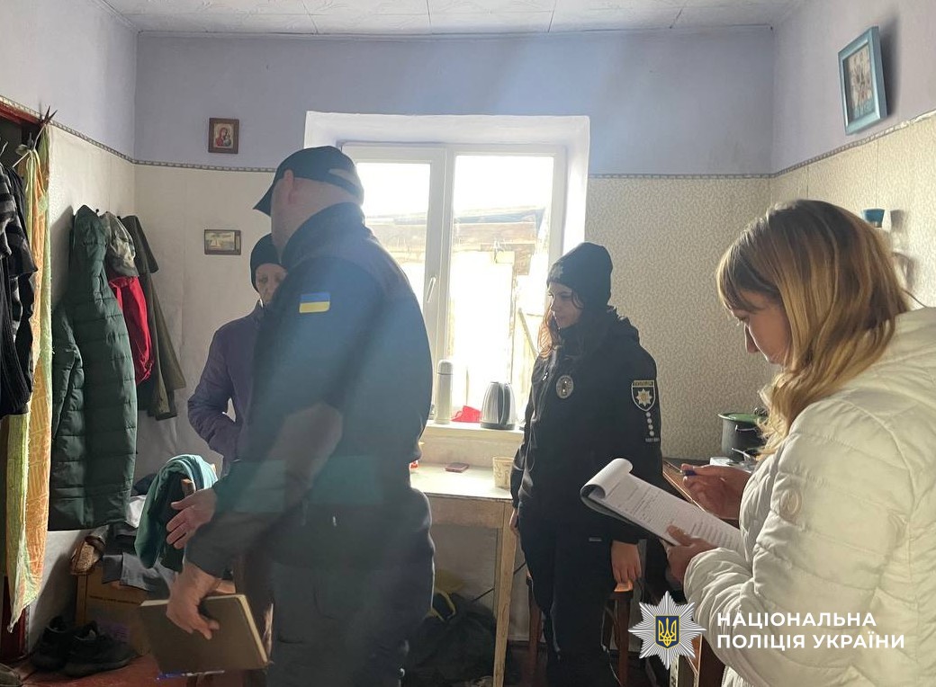 поліцейські та рятувальники проводять роз'яснювальну роботу з жителями області