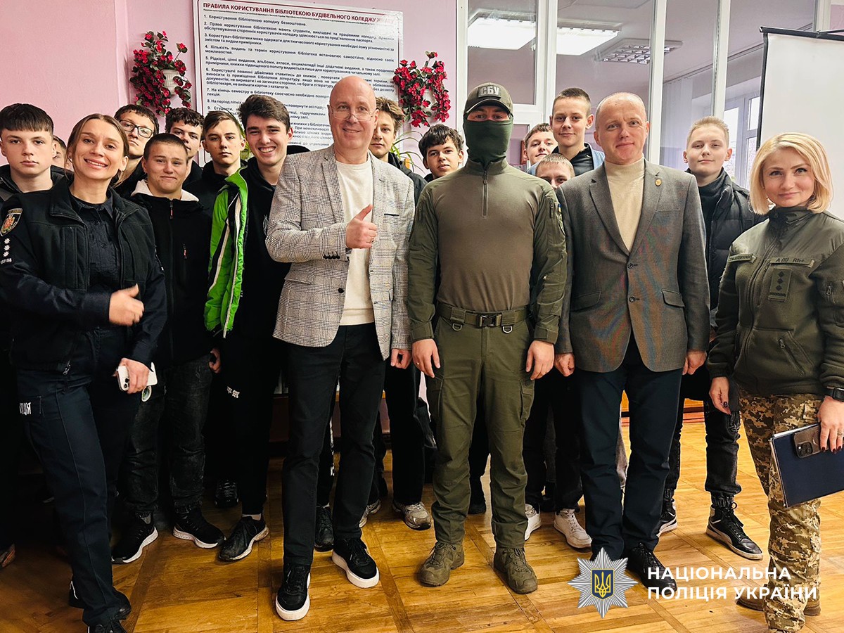 Спільне вото студентів, представників СБУ, поліції, та дирекції начального закладу