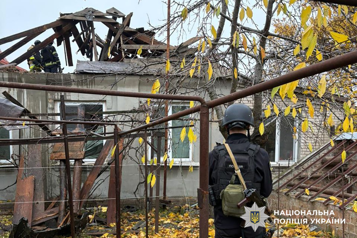 Поліцейський документує наслідки обстрілу