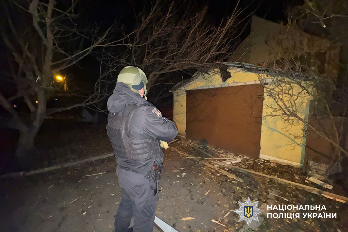 Поліцейський документує наслідки обстрілу