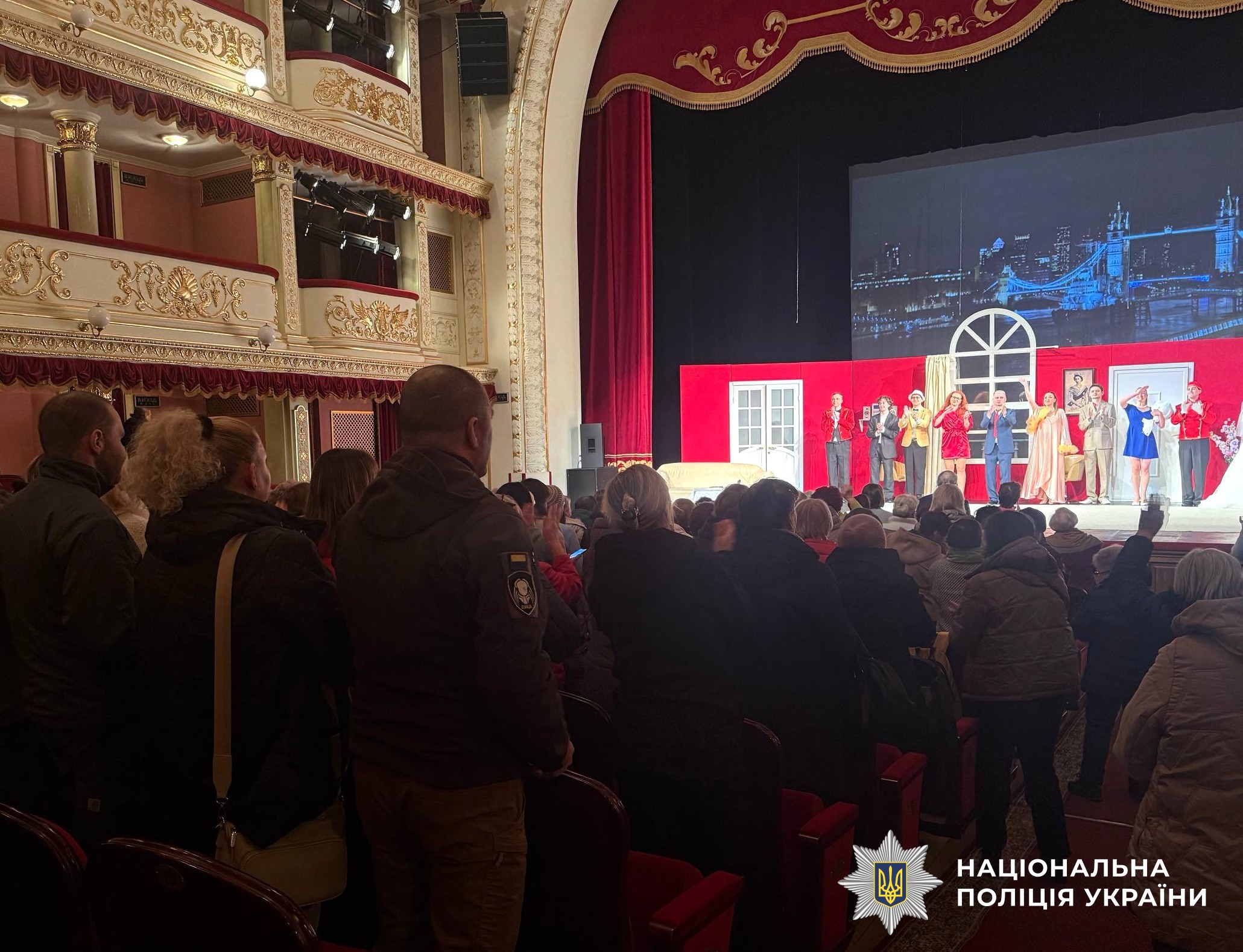 глядачі аплодують акторам