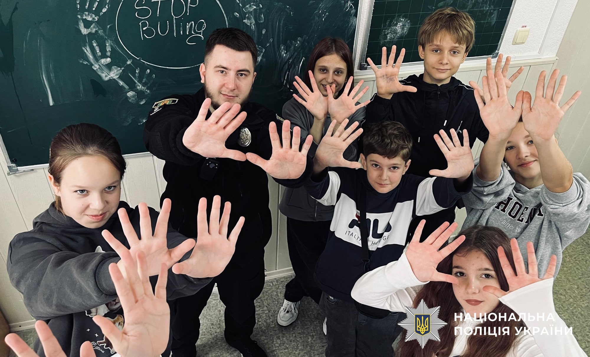 Поліцейський проводить урок для дітей