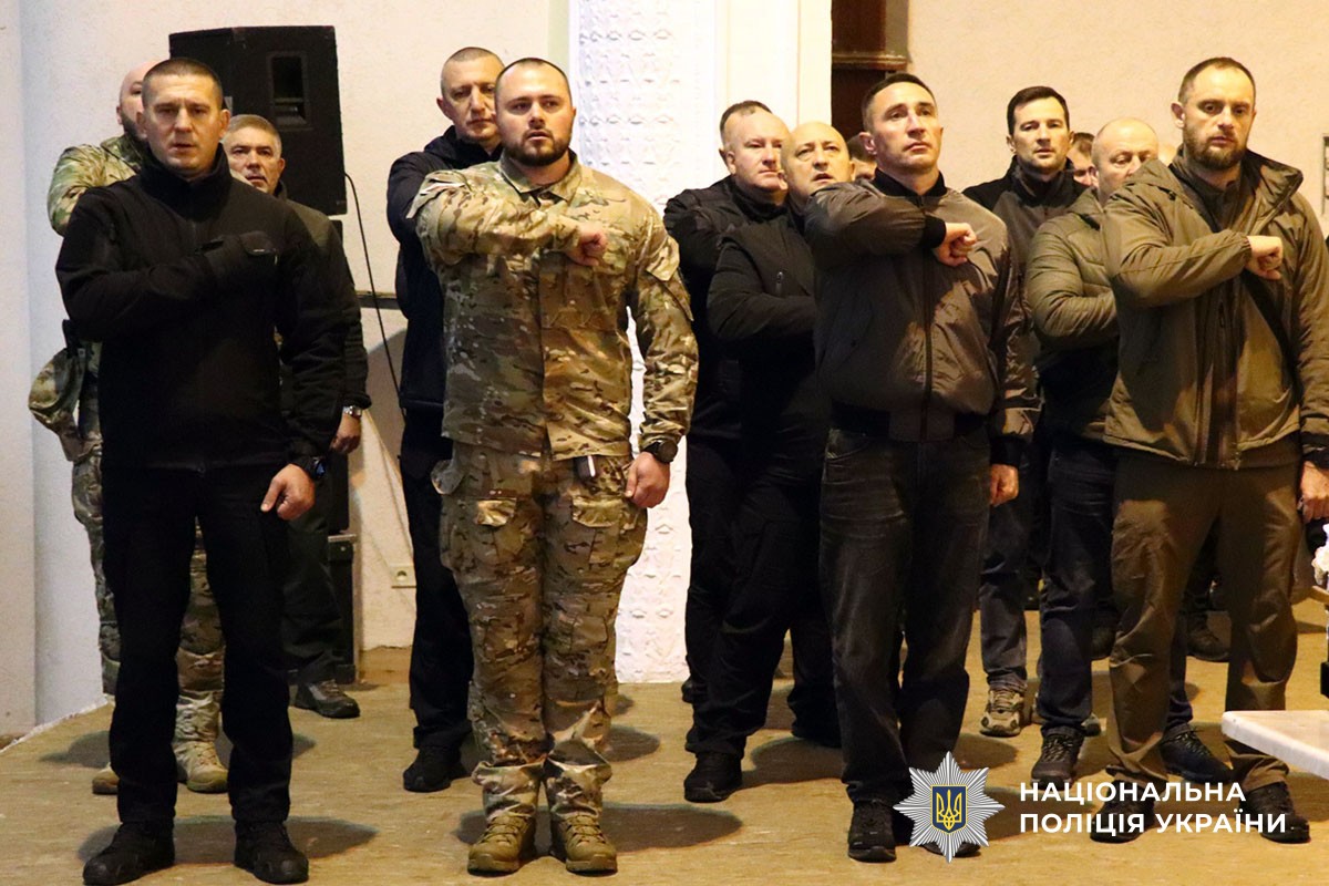 На Донеччині провели в останню путь поліцейського Віталія Олейнікова