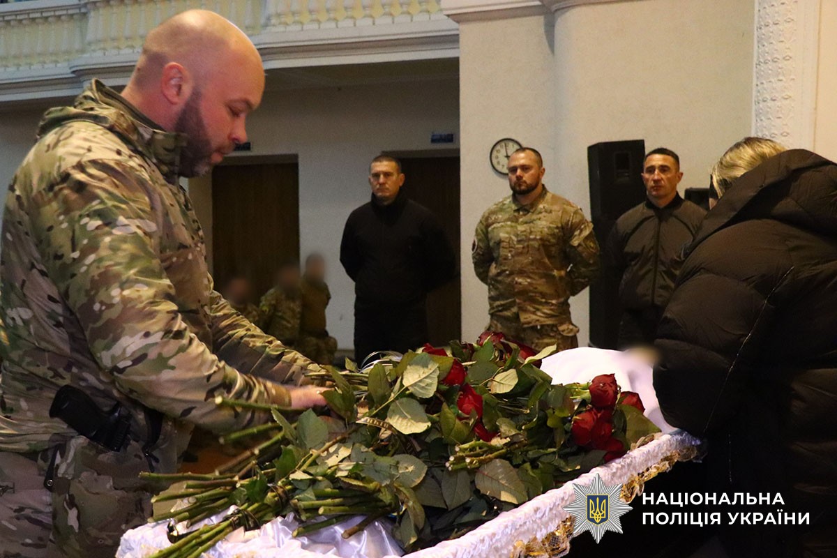 На Донеччині провели в останню путь поліцейського Віталія Олейнікова