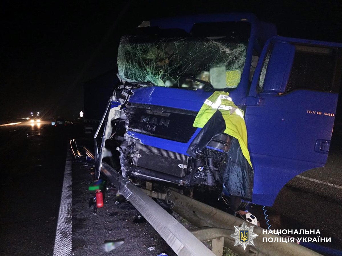 Пошкоджена вантажівка.