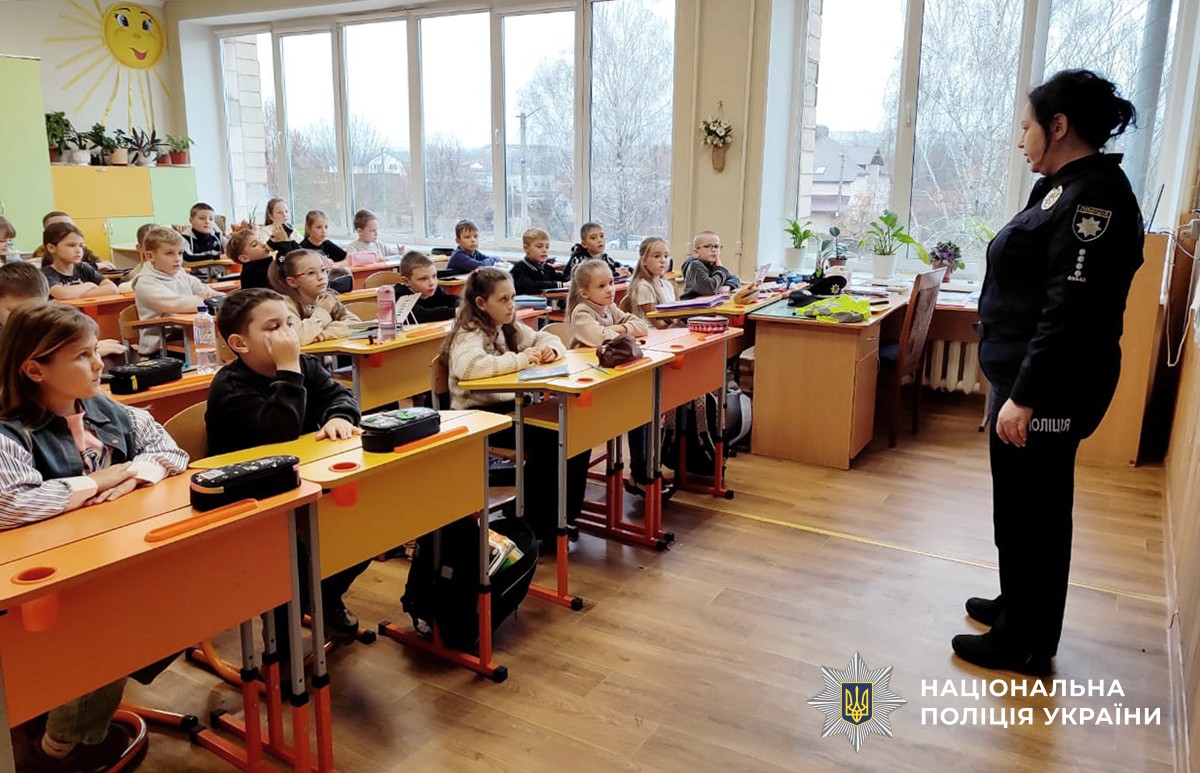 поліцейські проводить інтерактивне заняття для дітей у класі