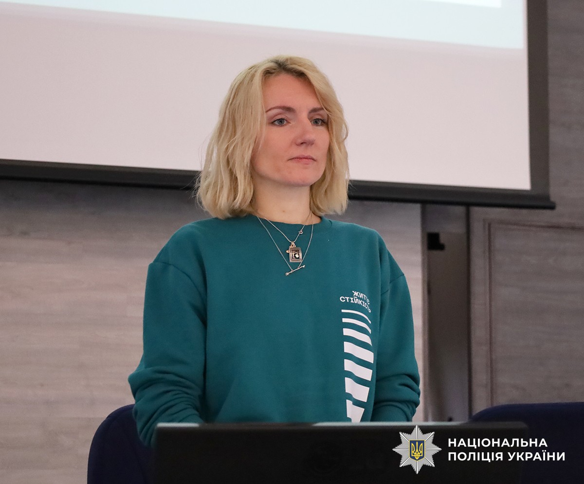 Психологиня яка проводила заняття стоїть за трибуною.