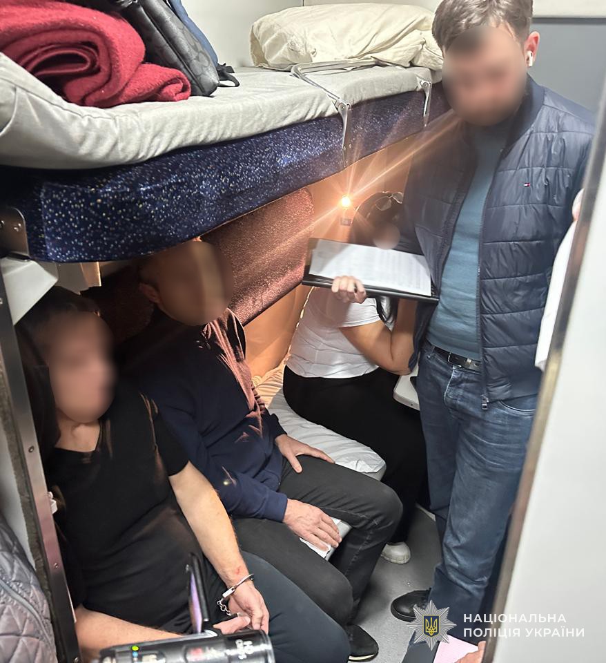На Львівщині правоохоронці затримали провідників потяга міжнародного сполучення, підозрюваних у незаконному переправленні військовозобов’язаних через кордон