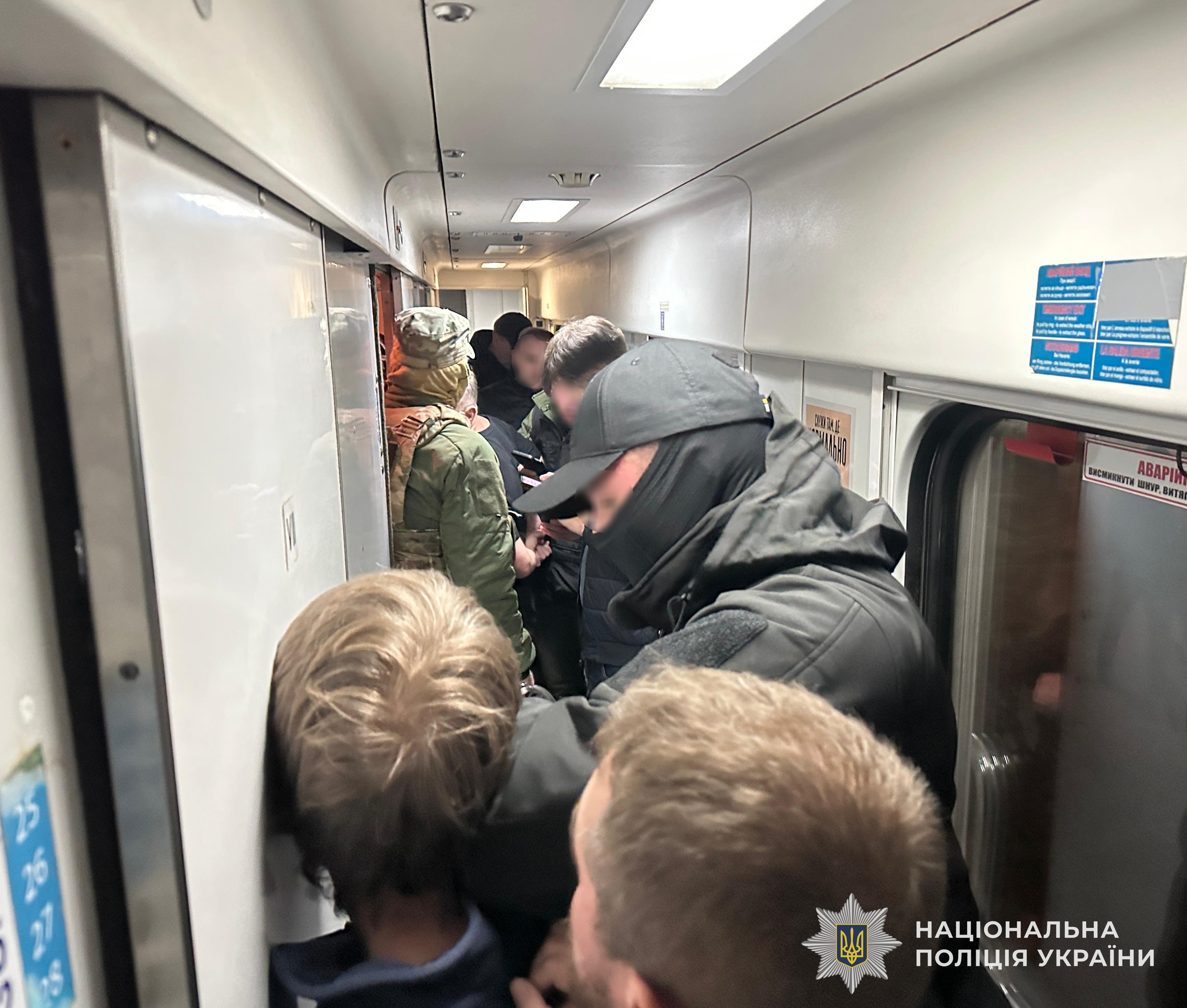 На Львівщині правоохоронці затримали провідників потяга міжнародного сполучення, підозрюваних у незаконному переправленні військовозобов’язаних через кордон
