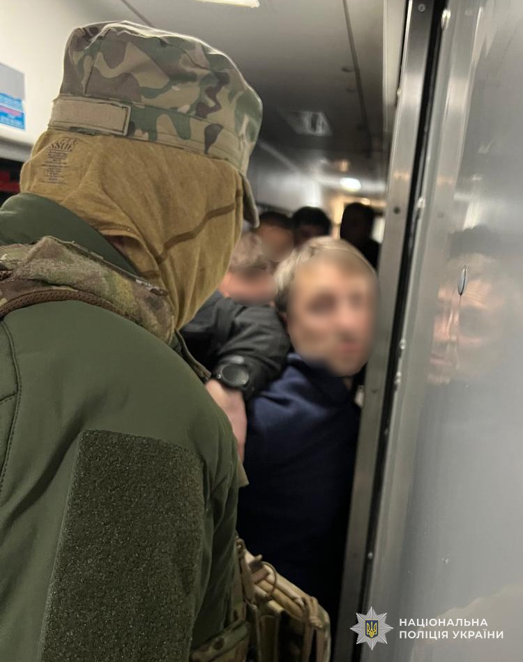 На Львівщині правоохоронці затримали провідників потяга міжнародного сполучення, підозрюваних у незаконному переправленні військовозобов’язаних через кордон