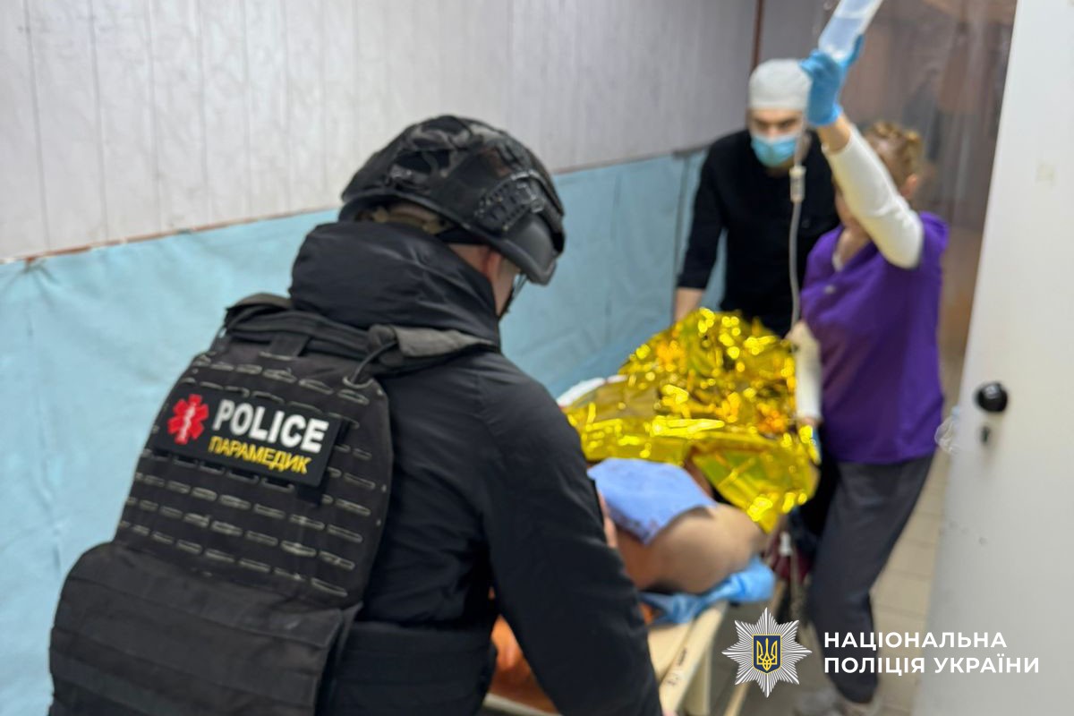 Поліцейський допомагає пораненому