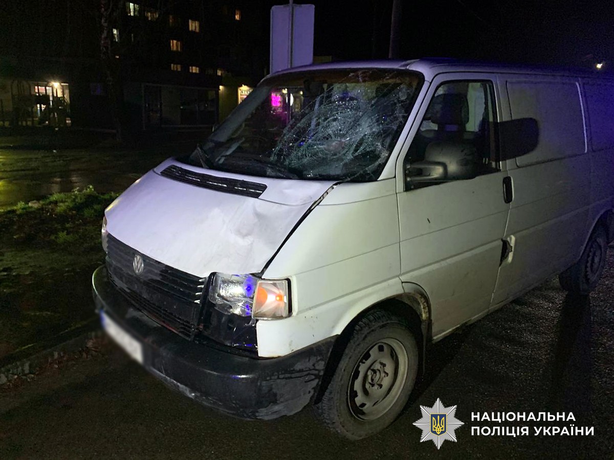 пошкоджений мікроавтобус