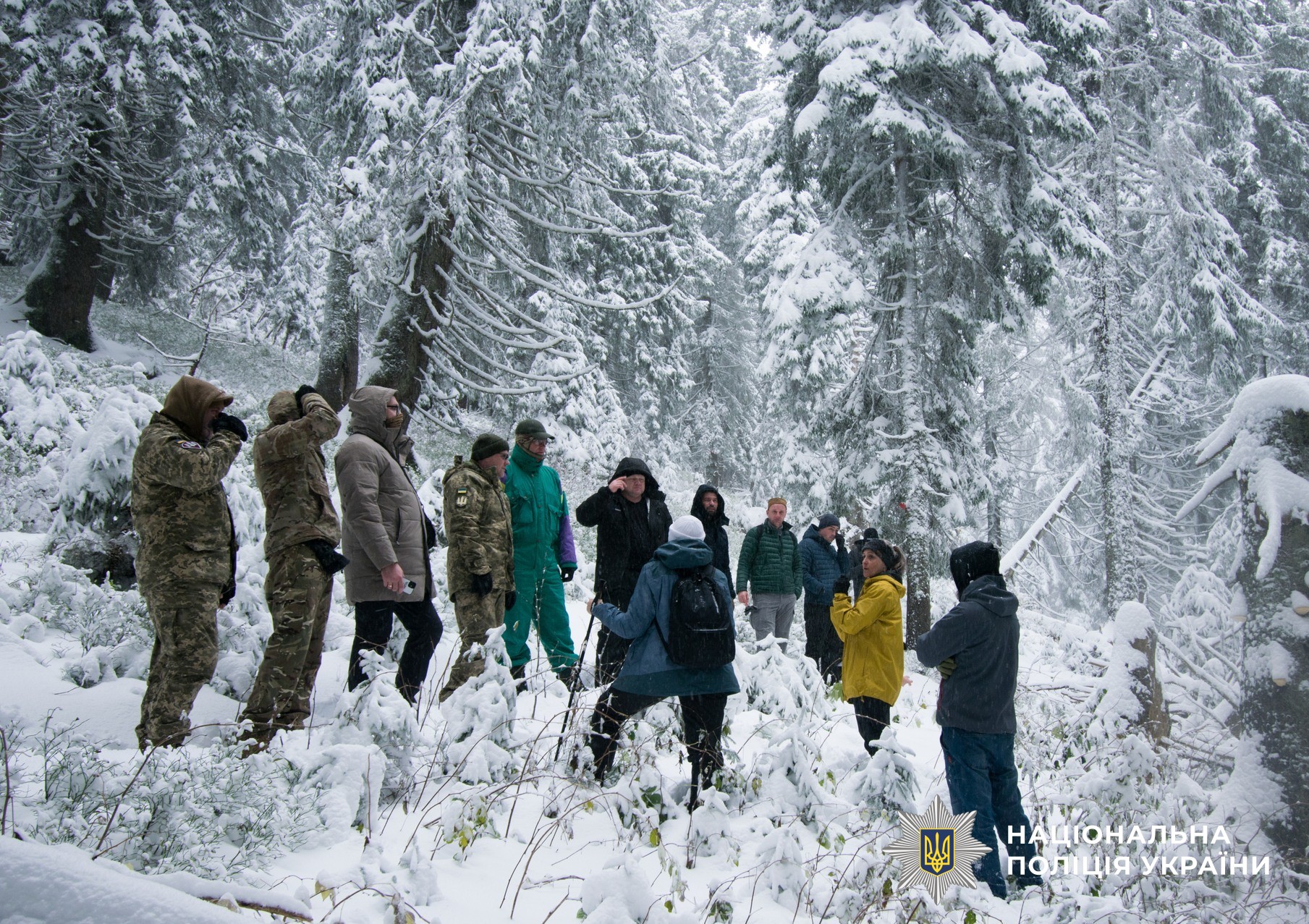 учасники під час подорожі у Карпати
