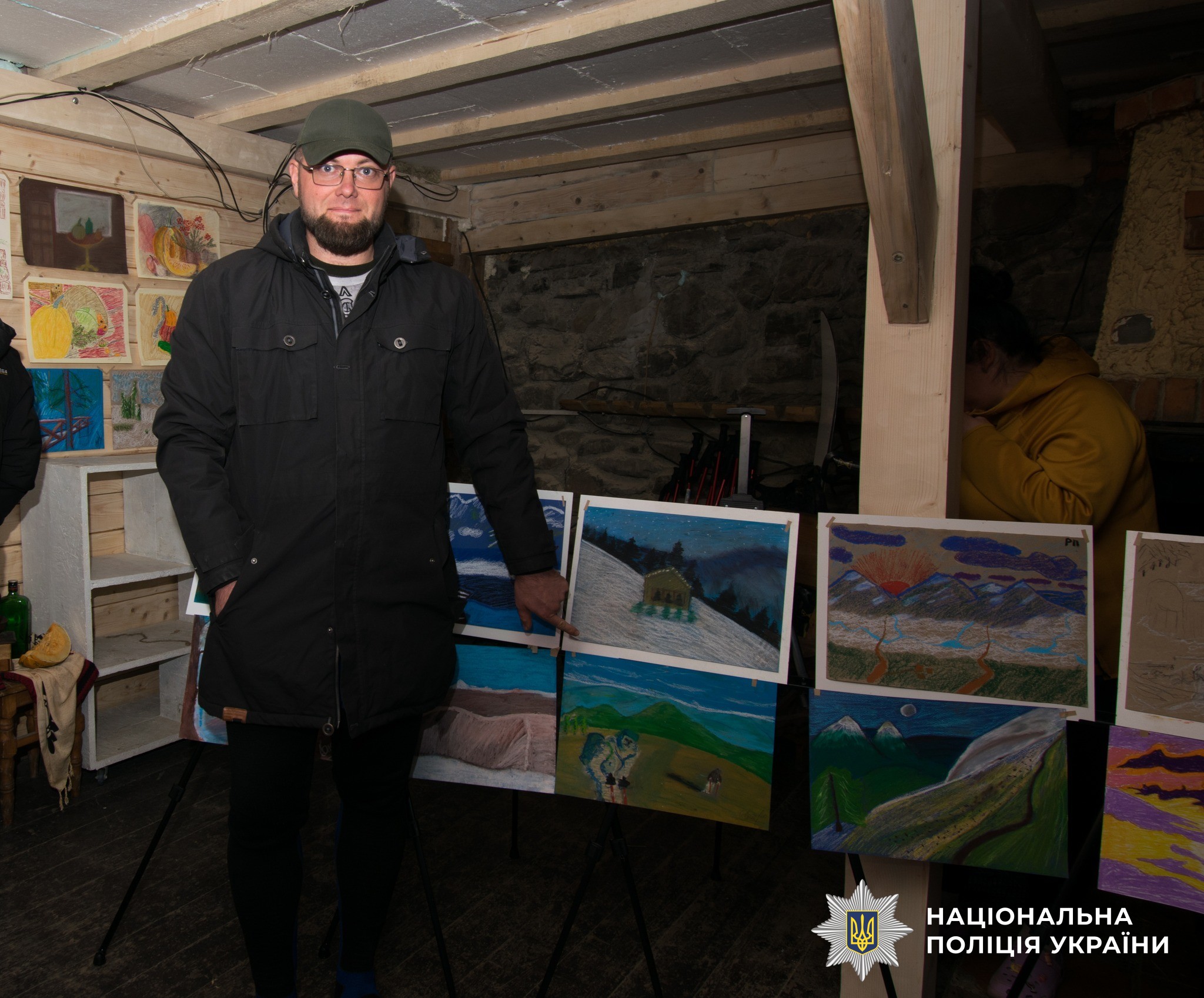 поліцейський поряд із роботами, створеними під часу майстер-класів із живопису