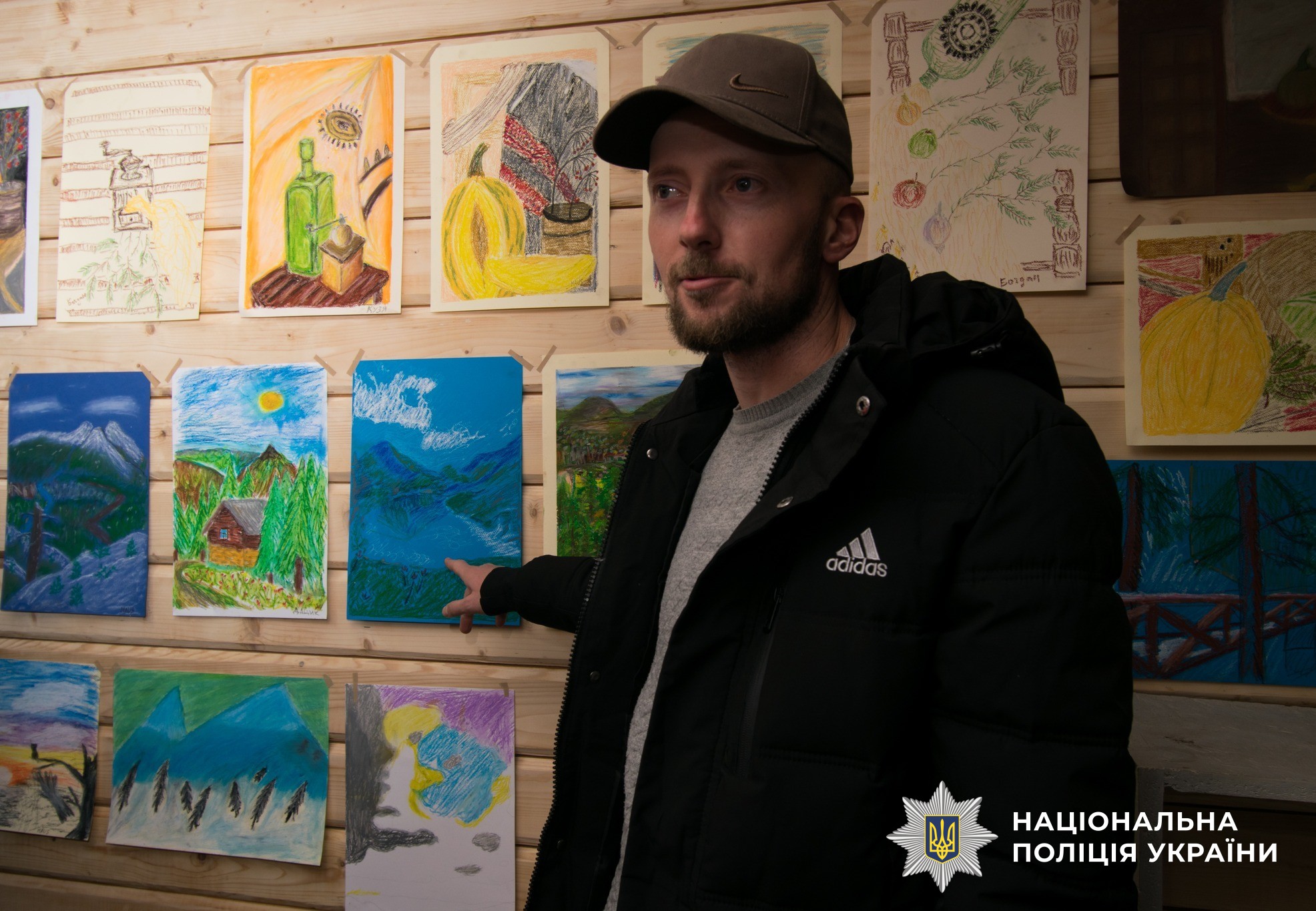 поліцейський поряд із роботами, створеними під часу майстер-класів із живопису