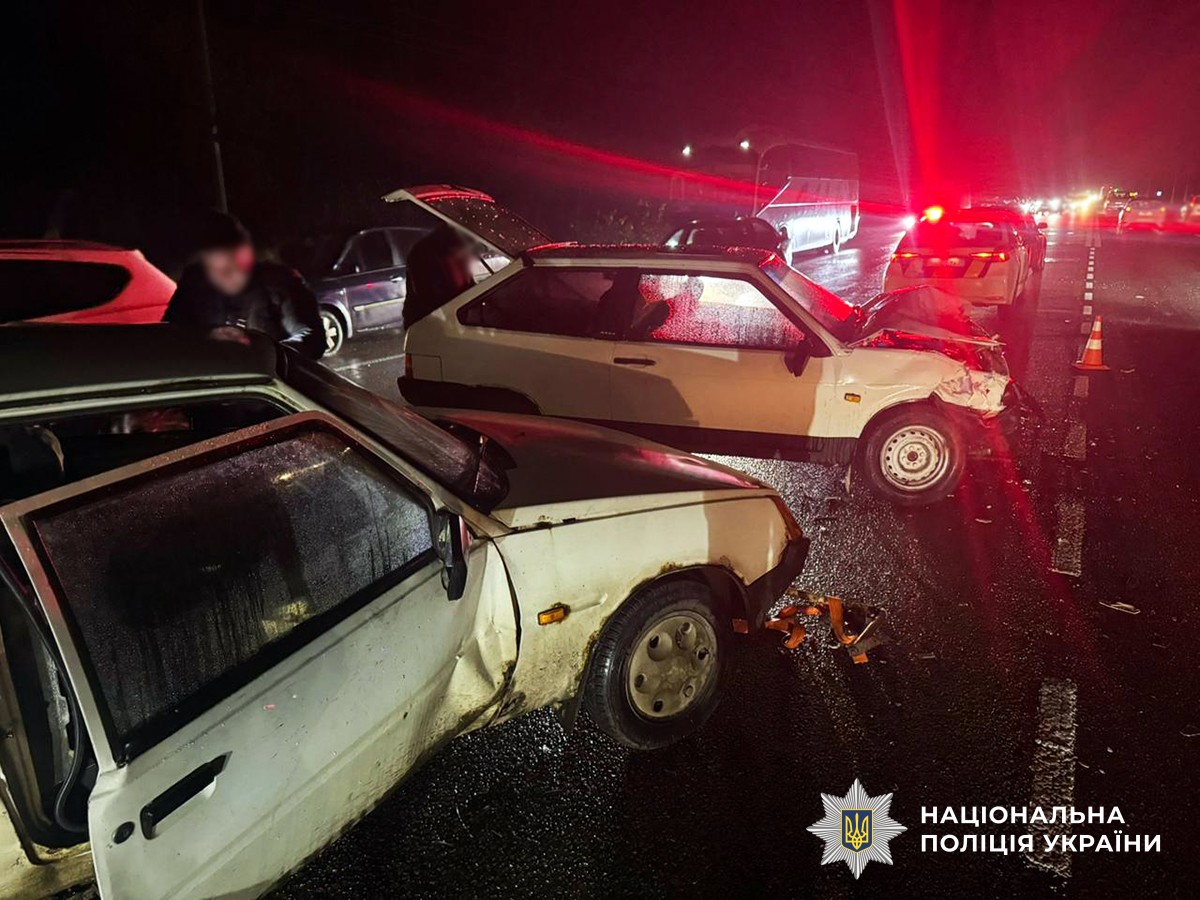 Пошкоджені легковики.