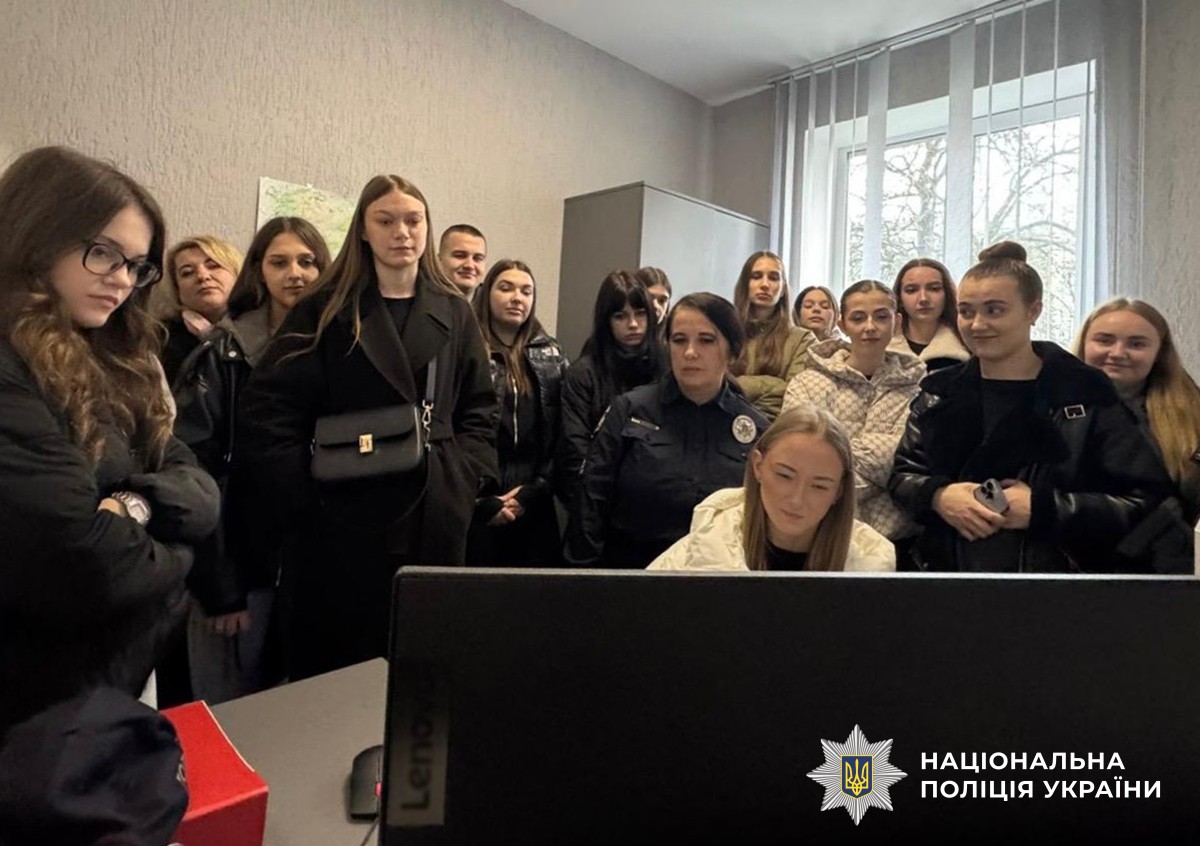 Студенти в кімнаті дивляться на монітор, за яким сидить одна з них