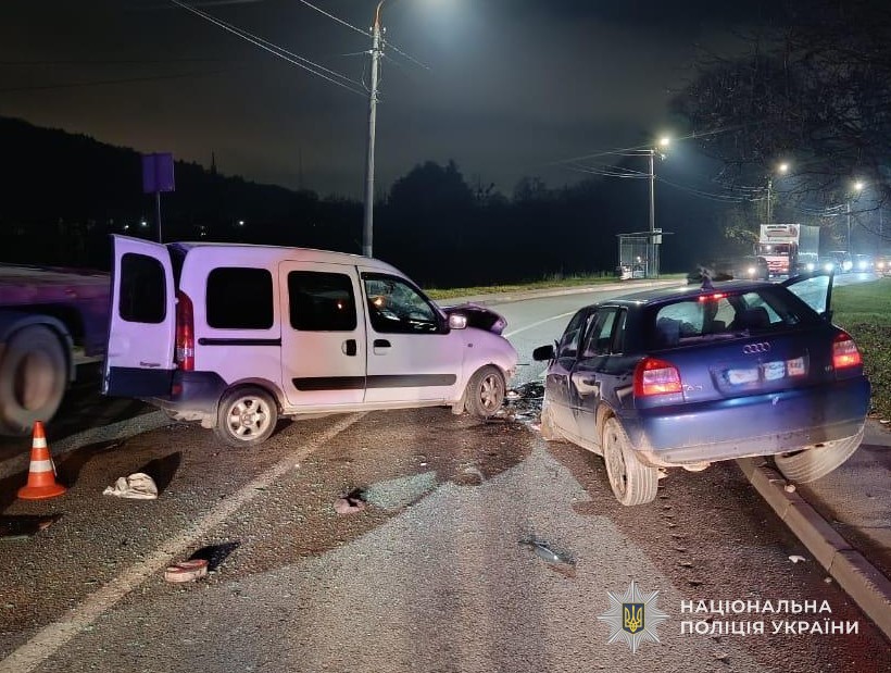 Троє травмованих внаслідок автозіткнення у Львові – поліцейські встановлюють обставини події