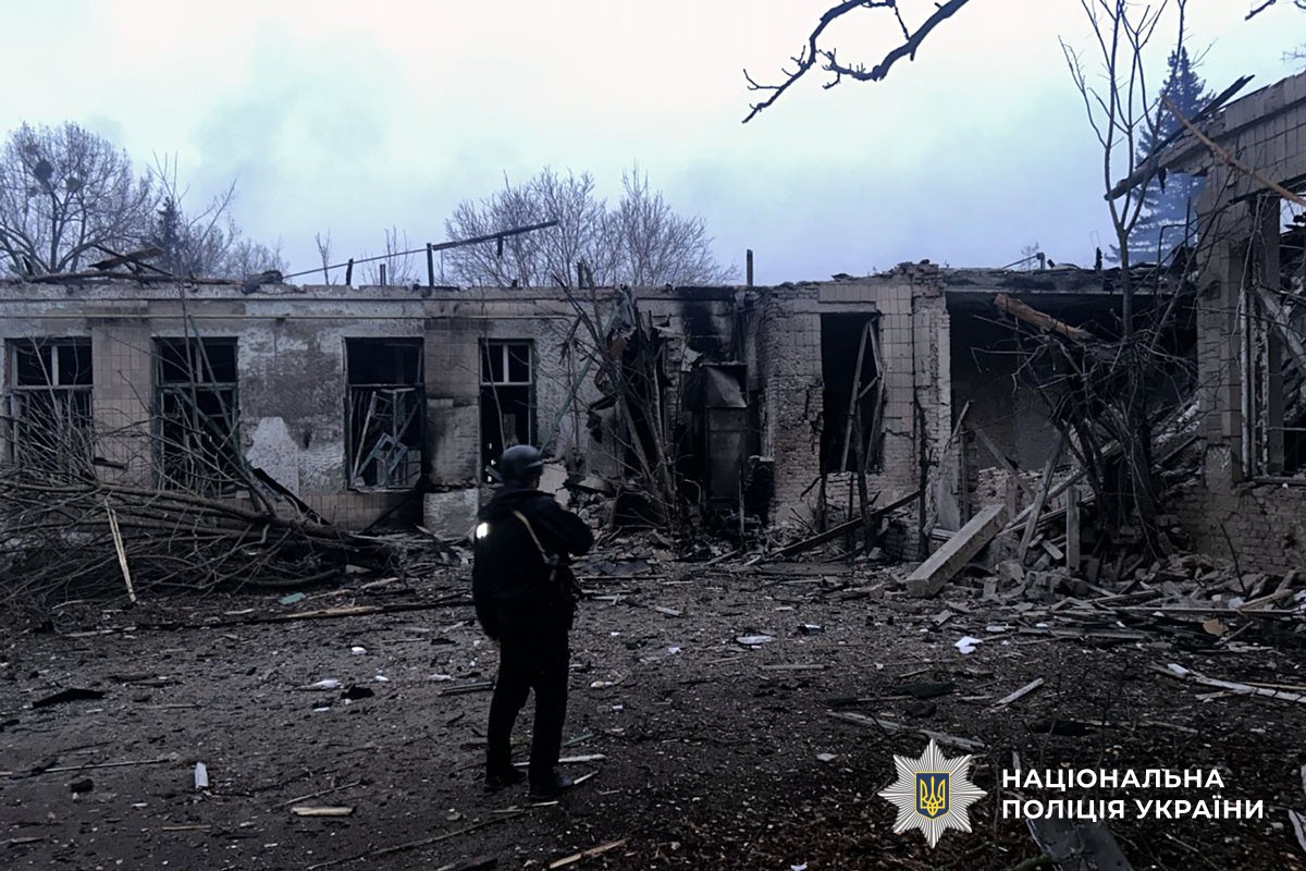 Поліцейський документує наслідки обстрілу