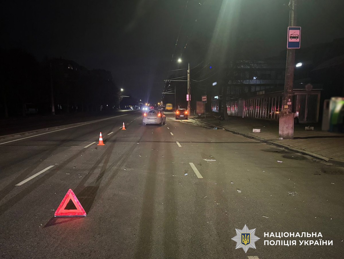Місце ДТП з виставленими аварійними знаками та конусами. У центрі смуги стоїть автомобіль - учасник ДТП.