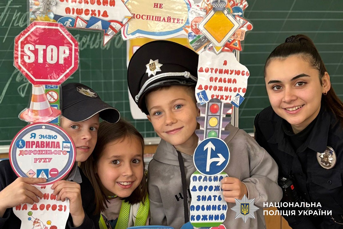 Поліцейська проводить урок з безпеки дорожнього руху для дітей