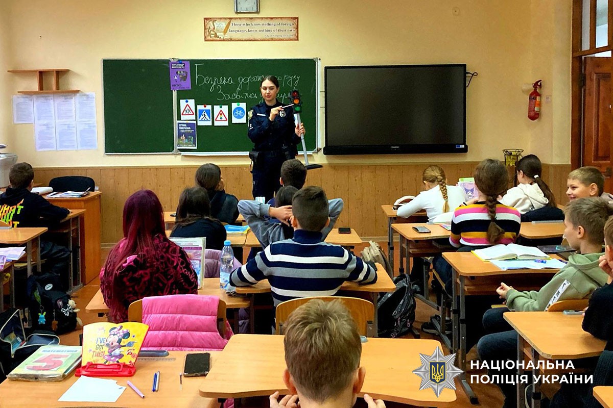 Поліцейська проводить урок з безпеки дорожнього руху для дітей