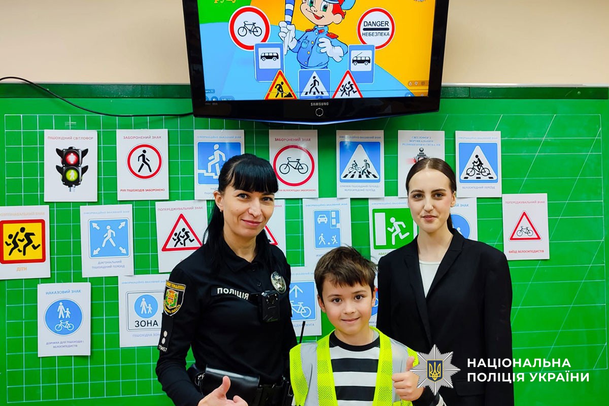 Поліцейська проводить урок з безпеки дорожнього руху для дітей