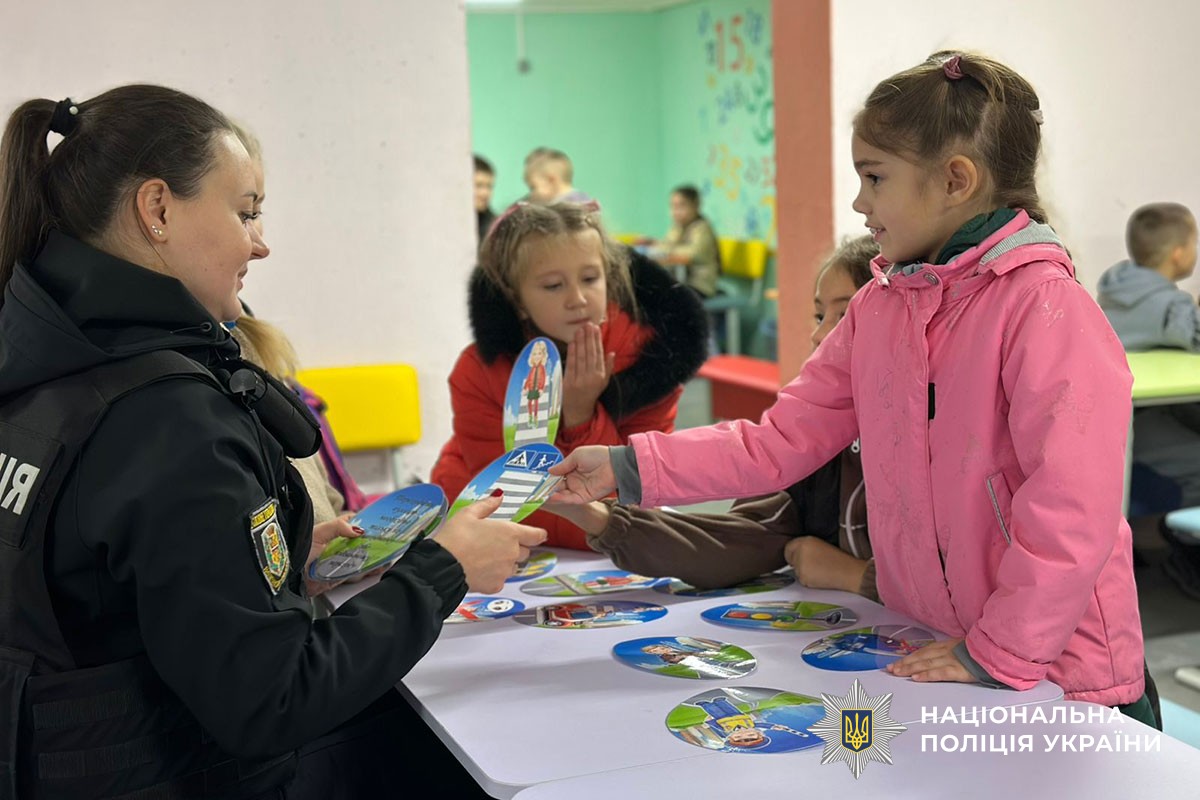 Поліцейська проводить урок з безпеки дорожнього руху для дітей