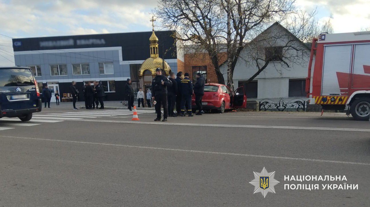Поліцейський регулює рух на місці ДТП в селі Бедевля