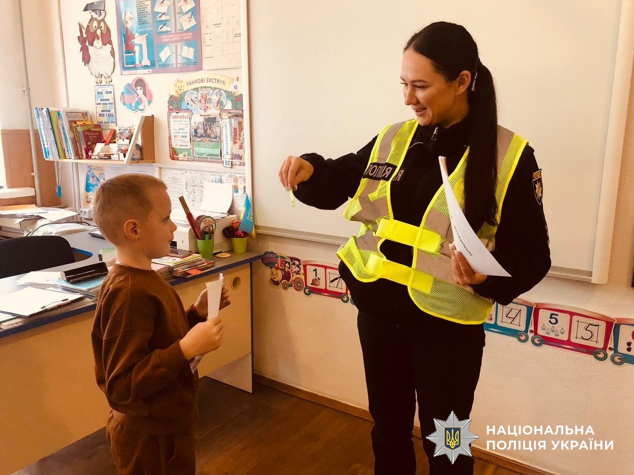 поліцейська поряд з дитиною