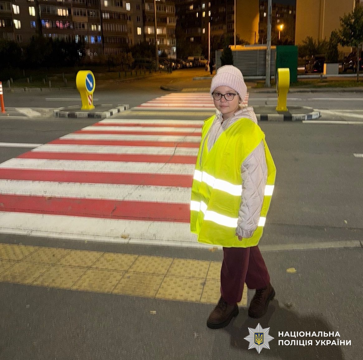 дитина у світловідбивному жилеті